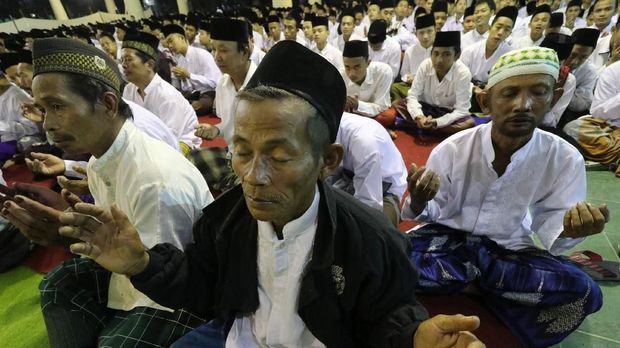 Sejumlah santri mengikuti pembacaan Satu Miliar Sholawat Nariyah dalam rangka Hari Santri, di Pondok Pesantren Lirboyo Kota Kediri, Jawa Timur, Minggu (21/11).