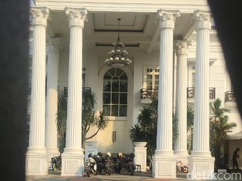 Neneng, Dari Rumah Gedongan ke Sel KPK