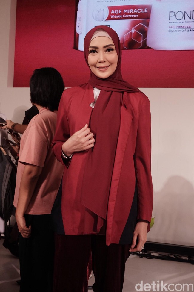 Perubahan Fenita Arie pun mencuri perhatian. Tak hanya memutuskan berhijab, Fenita mundur dari pekerjaannya sebagai presenter acara entertainment di sebuah stasiun TV. Foto: Silmia Putri/Wolipop