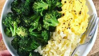 Kalau mau menu sehat, nikmati orak-arik telur dengan brokoli rebus dan kol atau lettuce. Dijamin kenyang! Foto : Instagram @creatibeinmykitchen