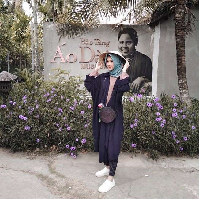 Menjelajahi Vietnam, Nada tampil kasual dengan long outer berpotongan oversized. Agar lebih playful, Nada memakai celana bermotif. Foto: Instagram/IndahNadaPuspita
