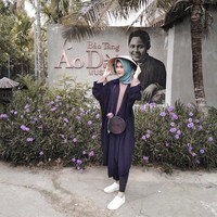 Menjelajahi Vietnam, Nada tampil kasual dengan long outer berpotongan oversized. Agar lebih playful, Nada memakai celana bermotif. Foto: Instagram/IndahNadaPuspita