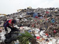 Gunung sampah di TPST Bantargebang