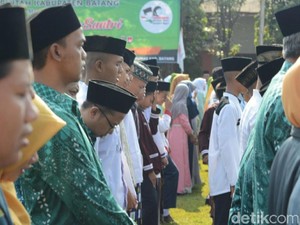 Peringati Hari Santri, ASN di Batang Kompak Pakai Sarung dan Peci