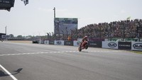 Hat-trick kemenangan diraih Marquez usai dia jadi kampiun di Le Mans, pada gelaran MotoGP Prancis. Marquez makin unggul jauh di puncak klasemen karena Dovizioso kembali mengalami kecelakaan di race ini. (Mirco Lazzari gp/Getty Images)