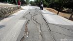 Parah! Belum Lama Dicor, Jalan di Pemkab Bekasi Retak-retak