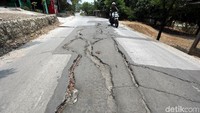Jalan rusak di Kabupaten Bekasi juga ditemui di Serang Baru, Cibarusah, Setu, dan Bojong Mangu.