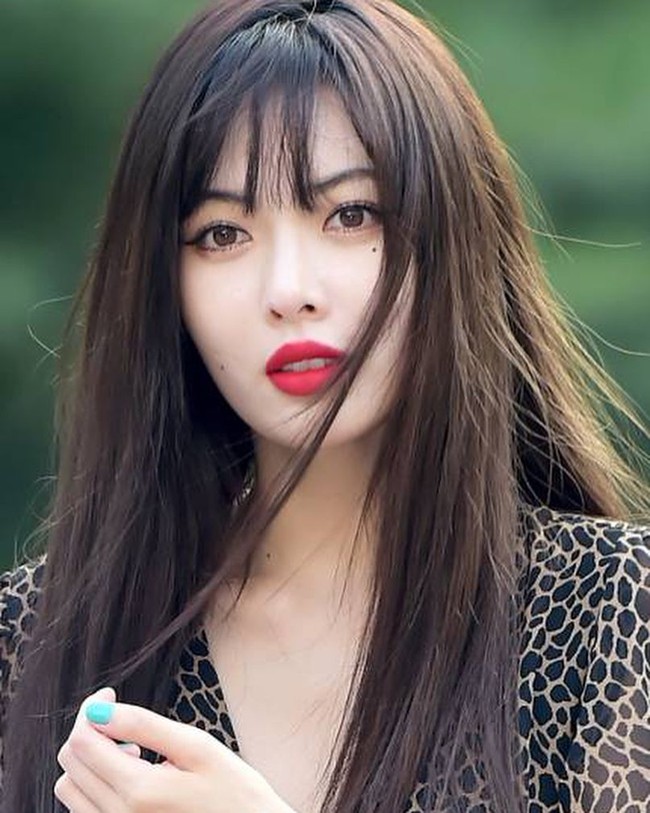 Mantan member Wonder Girls dan 4 Minute ini hanya memiliki berat 43 kg, dan dianggap penggemar terlalu kurus. Postingan yang telah disukai 898 ribu lebih itu pun banjir komentar. Foto: Instagram @hyunah_aa