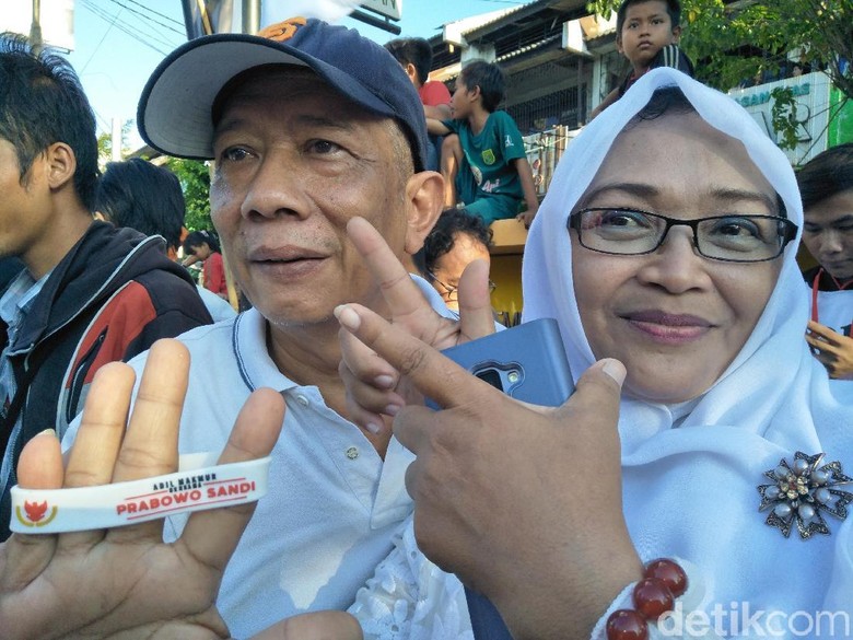 Emak Ini Girang Dapat Gelang Karet Milik Sandi Emak Ini Girang Dapat Gelang Karet Milik Sandi
