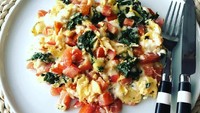 Sisa tomat, brokoli dan sayuran lain juga bisa membuat orak-arik jadi lebih enak dan tambah nutrisi. Foto : Instagram @trine_spunkt