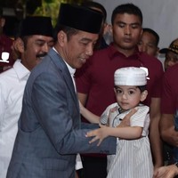 Masih dalam acara Apel Akbar Santri Nusantara, Jan Ethes tampil menggemaskan memakai baju koko dipadu celana. Putra dari Gibran Rakabuming dan Selvi Andanda itu juga masih memakai peci putih, sambil digandeng Sang Eyang. Foto: Kris - Biro Pers Setpres