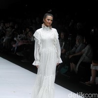 Terakhir, Raline Shah menutup pertunjukkan The Unstoppable You dengan romantis. Ia memakai dress berwarna putih klasik yang terinspirasi dari Paris abad 17. Foto: Mohammad Abduh/Wolipop