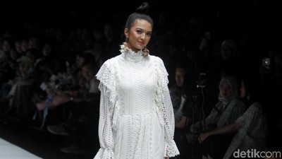 Dewi Sandra Joget di Catwalk, Hingga Manisnya Raline Shah di JFW 2019