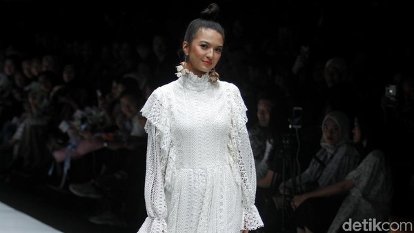 Dewi Sandra Joget di Catwalk, Hingga Manisnya Raline Shah di JFW 2019