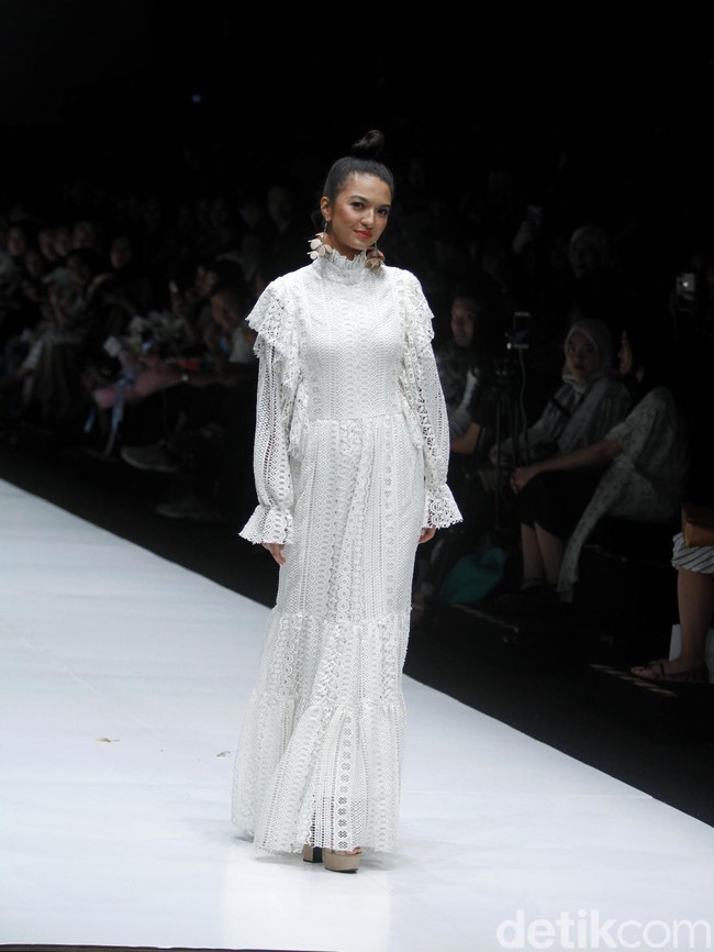 Berbalut gaun putih seperti malaikat, Raline Shah menutup pertunjukkan The Unstoppable You dengan romantis di JFW 2019 hari pertama, Sabtu (20/10/2018). Gaun rancangan Barli Asmara tersebut terinspirasi dari Paris di abad 17. (Foto: Mohammad Abduh/Wolipop)