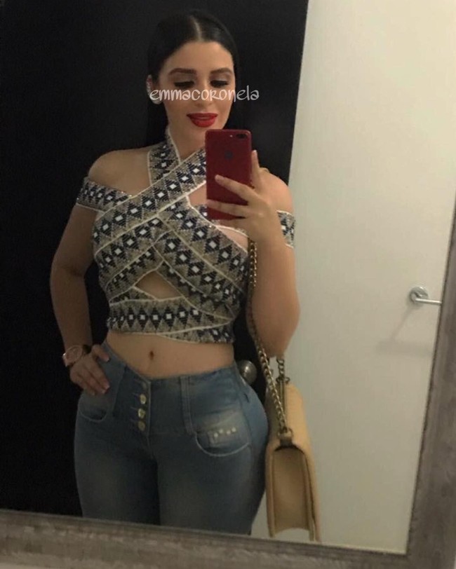 Selama sang suami di penjara, Emma Coronel tetap menjalani kehidupannya seperti biasa yang mewah. Salah satunya pada foto yang diunggahnya ke Instagram ini, Emma berpose selfie memakai tas Prada berharga puluhan juta rupiah. Foto: Instagram