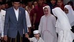 Gaya Menggemaskan Jan Ethes Saat Diajak Jokowi ke Apel Akbar Santri
