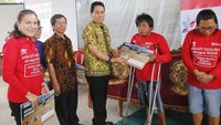 Direktur PT Asuransi Sinar Mas Dumasi M M Samosir (kiri) mendampingi Asisten Perekonomian dan Pembangunan Sekretaris Daerah Kabupaten Minahasa Selatan Ir. Decky E Keintjem M. Si (ketiga kiri) memberikan secara simbolis Kartu Perlindungan Kartu Asuransi Mikro Simas Petani di Kecamatan Amurang, Minahasa Selatan 19 Oktober 2018. Foto: dok. Asuransi Sinar Mas