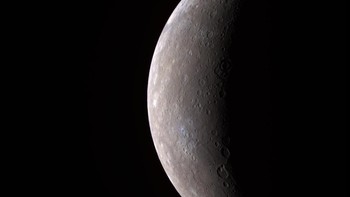 Sehari di Merkurius sangat lama: Satu hari di sebuah planet artinya planet itu sudah berotasi penuh. Di Bumi, satu hari adalah 24 jam. Beda dengan Merkurius, sehari di sana sangat lama, kira-kira setara dengan 60 hari di Bumi. Foto: NASA/Johns Hopkins University Applied Physics Laboratory/Carnegie Institution of Washington via Getty Images