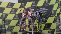 Marquez tak mampu menghalau laju oke Lorenzo bersama Ducati saat tampil di Catalunya. Lorenzo jadi juara, tapi Marquez dapat poin penting setelah berhasil finis di urutan dua. (Mirco Lazzari gp/Getty Images)