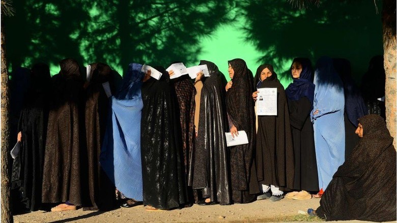 Pemilu Afghanistan: Pemungutan Suara Diperpanjang Akibat Ledakan Bom Pemilu Afghanistan: Pemungutan Suara Diperpanjang Akibat Ledakan Bom