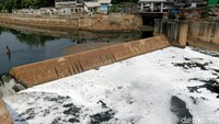 Begini penampakan air di sungai Kanal banjir Timur, Cipinang, Jakarta, Senin (22/10/2018) yang tampak berbusa.