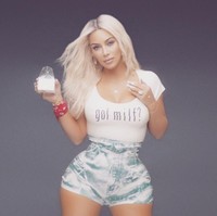 Penampilan Kim di video klip Fergie yang berjudul M.I.L.F.$ juga sempat memicu kontroversi. Dalam aksinya, pinggang Kim terlihat sangat kecil dan tidak proporsional dengan pinggul dan bokong besarnya. Banyak netizen mengkritik karena menduga foto tersebut hasil editan. Tapi Kim menampik dan mengklaim foto tersebut asli. Foto: Instagram