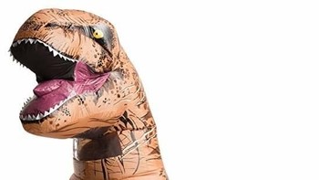 Urutan keempat ada Dinosaurus, meski hewan tersebut sudah tidak eksis di bumi ini tapi sosoknya menjadi favorit untuk dijadikan kostum Halloween. (Foto: teenvogue)