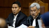 Dalam perkara ini, Ahmadi didakwa memberikan suap kepada Irwandi Yusuf sebesar Rp 1 miliar.