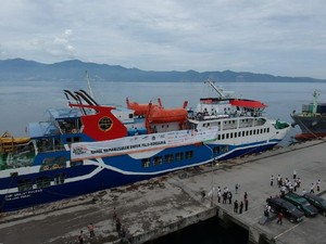 Kapal Kemanusiaan dengan 1000 Ton Logistik Berlabuh di Palu
