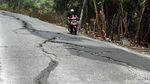 Parah! Belum Lama Dicor, Jalan di Pemkab Bekasi Retak-retak