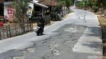 Parah! Belum Lama Dicor, Jalan di Pemkab Bekasi Retak-retak