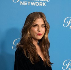 Selma Blair Minta Maaf soal Insiden di Pesawat