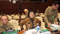 Menteri Lingkungan Hidup dan Kehutanan, Siti Nurbaya hadir bersama sejumlah stafnya.