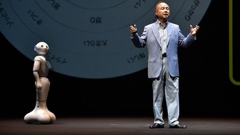 Masayoshi Son adalah pendiri raksasa teknologi asal Jepang, Softbank. Dia lahir di Tosu, di keluarga imigran Korea miskin. Masayoshi bersikeras tetap memakai nama keluarga Korea yakni Son, ketimbang Yasumoto, nama keluarga Jepang orangtua dan kakeknya. Karena keputusan ini, sejak kecil Son menghadapi diskriminasi akibat nama belakangnya. Saat itu, memang sedang terjadi krisis hubungan di antara Jepang dan Korea. Foto: Getty Images
