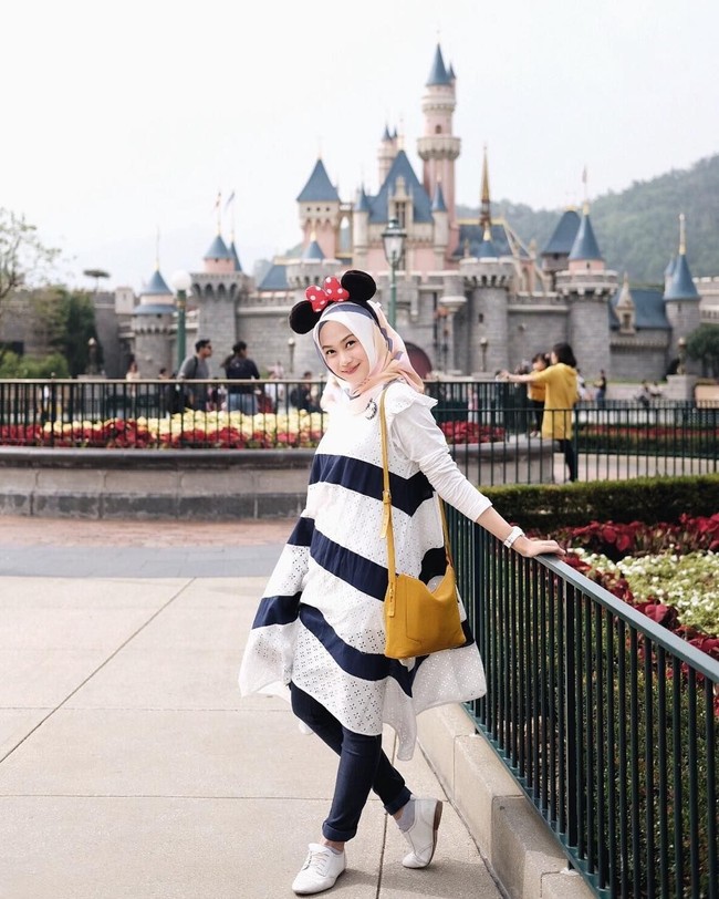 Bermain di Disneyland, Nada memilih kostum yang terinspirasi dari Minnie Mouse. Sesekali tampil imut, tak masalah kan? Foto: Instagram/IndahNadaPuspita