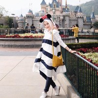 Bermain di Disneyland, Nada memilih kostum yang terinspirasi dari Minnie Mouse. Sesekali tampil imut, tak masalah kan? Foto: Instagram/IndahNadaPuspita