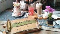 Di depan Billa ada tiga gelas berisi minuman manis. Menurut kamu lebih manis yang mana nih? Minumannya atau senyum Billa? Foto: instagram @misseunjaelee