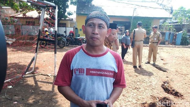 Ketua RT 02/02 mengatakan tanah itu retak sejak Sabtu (20/10)