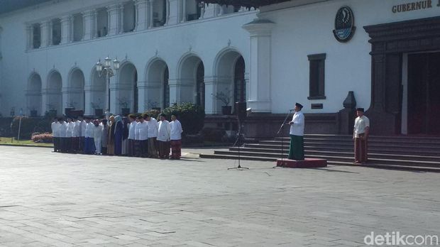 Peringati Hari Santri, ASN Pemprov Jabar Sarungan Saat Apel Pagi