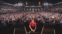 Ed Sheeran punya gaya unik saat berfoto bersama penontonnya setelah konser. Yang menarik, gaya itu selalu sama.  Foto: Instagram Ed Sheeran