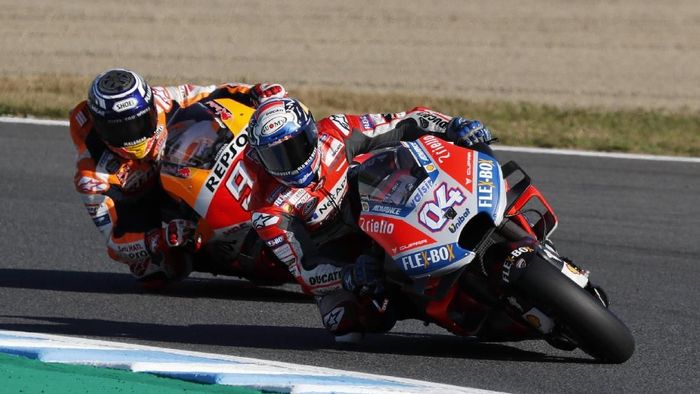 Andrea Dovizioso saat bersaing dengan Marc Marquez di MotoGP Jepang (Toru Hanai/Reuters) Andrea Dovizioso saat bersaing dengan Marc Marquez di MotoGP Jepang (Toru Hanai/Reuters)