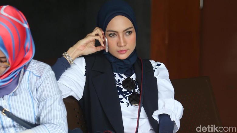 Steffy Burase Bersaksi di Sidang Irwandi Yusuf Steffy Burase Bersaksi di Sidang Irwandi Yusuf