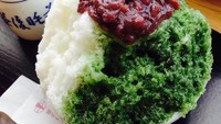 Wah, kakigori ini menggabungkan sirup matcha dengan pasta kacang merah yang menis legit. Rasanya pasti nikmat ya! Foto: Instagram lexicographer_az