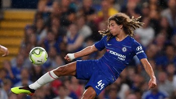 Ethan Ampadu, Chelsea. Pemain 18 tahun ini sudah unjuk potensi dan atribut defensifnya, semisal tackling, work rate, dan decisions, membuatnya berpotensi besar jadi wonderkid di posisi bek maupun gelandang bertahan. (Foto: Mike Hewitt/Getty Images)