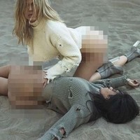 Kim bersama sang adik, Khloe Kardashian, muncul dalam pemotretan untuk majalah 032c. Majalah asal Jerman itu mengunggah foto di Instagram yang memperlihatkan Kim dan Khloe berpose seduktif, berbalut busana dari koleksi Yeezy rancangan Kanye West. Tampak bokong kedua bersaudari ini terekspos nyata. Foto: Instagram