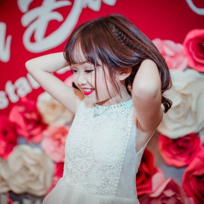 Wanita asal Vienam, Tan Thi Ai Tram ini mencuri atensi karena penampilan imutnya. Kerap tampil cantik dengan makeup, banyak yang mengira ia adalah seorang siswa SD. Foto: Facebook