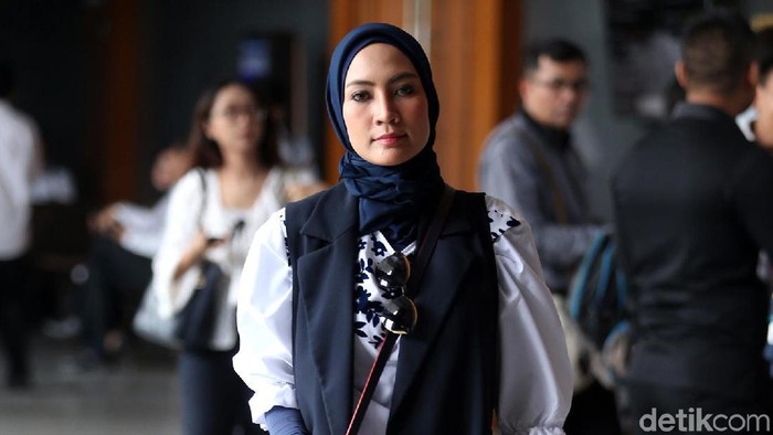 Fenny Steffy Burase bakal dihadirkan jaksa KPK dalam persidangan dengan terdakwa Bupati Bener Meriah nonaktif Ahmadi pada hari ini.