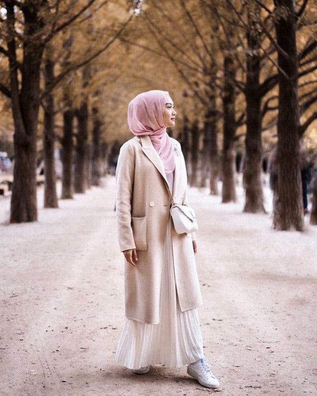 Mengunjungi Korea, Nada menampilkan sisi romantisnya dengan mengenakan busana bernuansa pink. Long coat tampak elegan dipadukan dengan celana kulot berwarna putih. Foto: Instagram/IndahNadaPuspita