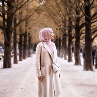 Mengunjungi Korea, Nada menampilkan sisi romantisnya dengan mengenakan busana bernuansa pink. Long coat tampak elegan dipadukan dengan celana kulot berwarna putih. Foto: Instagram/IndahNadaPuspita